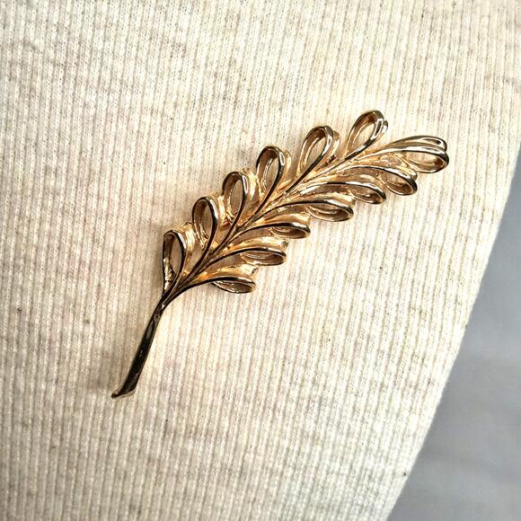 Vintage Taiwan Leaf Brooch Gold Tone Open Work Pattern - Picture 2 of 7